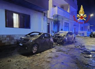 Fiamme nella notte: bruciano due auto nel centro abitato