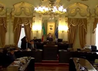 Passa in Commissione traffico la delibera sul nuovo piano della sosta. La protesta della minoranza che abbandona l’aula