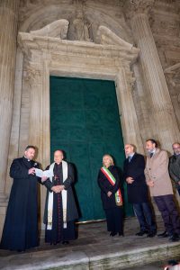 Svelato il portone monumentale della chiesa di Sant'Irene dopo il restauro - Corriere Salentino