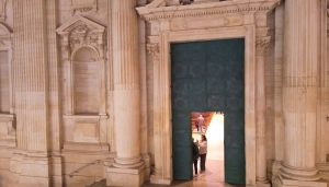 Svelato il portone monumentale della chiesa di Sant'Irene dopo il restauro - Corriere Salentino