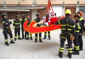 Vigili del Fuoco-Babbo Natale al “Vito Fazzi”: la magia scende dal tetto per i piccoli pazienti - Corriere Salentino