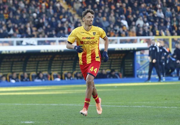 Il Lecce subisce la concretezza ed il cinismo del Como, al Via del Mare finisce 0-3 - Corriere Salentino