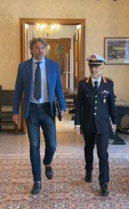 Più controlli, fioriere antintrusione in via Trinchese e un nuovo pannello in piazza Mazzini. Capoccia: “Più decoro e sicurezza” - Corriere Salentino