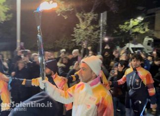 Lecce tappa per la torcia olimpica, bagno di folla a Porta Napoli