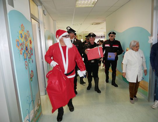 Natale di solidarietà all’Ospedale “Vito Fazzi” di Lecce: i Carabinieri regalano sorrisi ai piccoli pazienti - Corriere Salentino