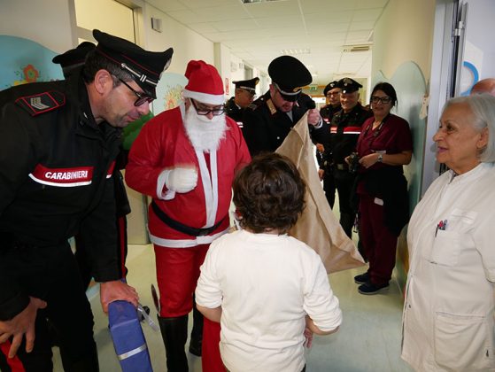 Natale di solidarietà all’Ospedale “Vito Fazzi” di Lecce: i Carabinieri regalano sorrisi ai piccoli pazienti - Corriere Salentino
