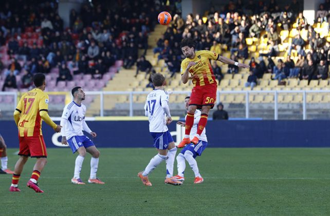 Il Lecce subisce la concretezza ed il cinismo del Como, al Via del Mare finisce 0-3 - Corriere Salentino