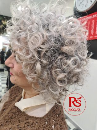 Riccia's Professional presenta REcurl Loop™: il nuovo protocollo professionale per ottenere il "Loop Perfetto" nei capelli ricci - Corriere Salentino