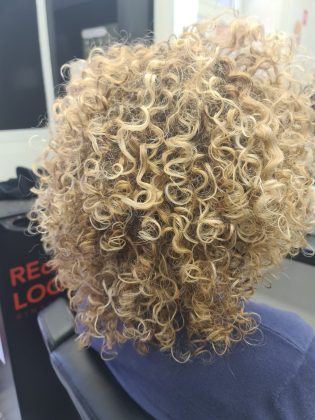 Riccia's Professional presenta REcurl Loop™: il nuovo protocollo professionale per ottenere il "Loop Perfetto" nei capelli ricci - Corriere Salentino