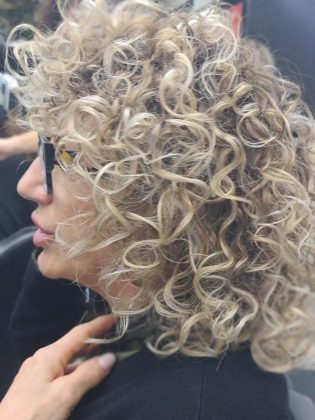 Riccia's Professional presenta REcurl Loop™: il nuovo protocollo professionale per ottenere il "Loop Perfetto" nei capelli ricci - Corriere Salentino
