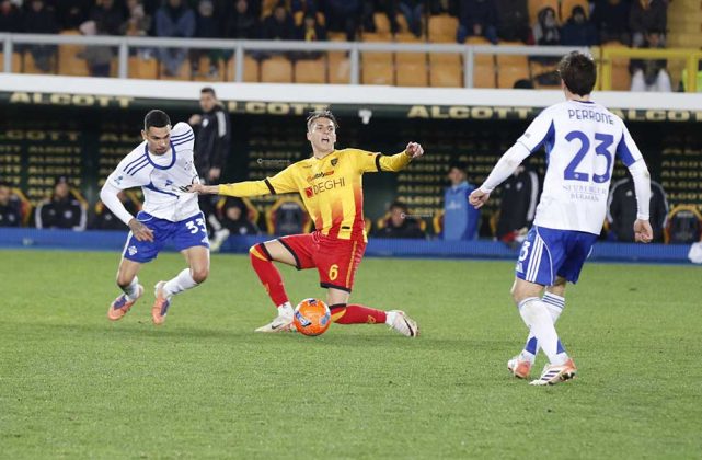 Il Lecce subisce la concretezza ed il cinismo del Como, al Via del Mare finisce 0-3 - Corriere Salentino