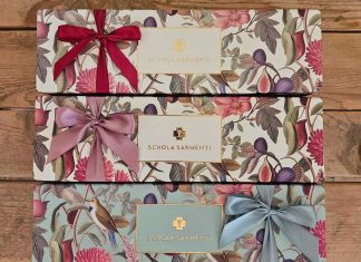 Schola Sarmenti: a Natale il vino si veste di poesia con le nuove confezioni “Romantic Winery”