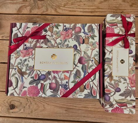 Schola Sarmenti: a Natale il vino si veste di poesia con le nuove confezioni “Romantic Winery” - Corriere Salentino