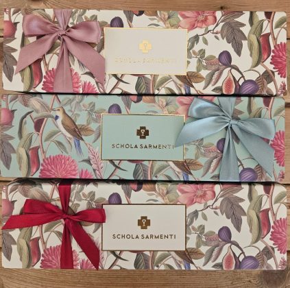 Schola Sarmenti: a Natale il vino si veste di poesia con le nuove confezioni “Romantic Winery” - Corriere Salentino