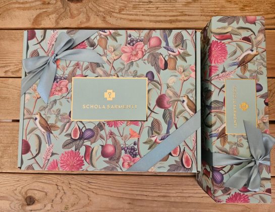 Schola Sarmenti: a Natale il vino si veste di poesia con le nuove confezioni “Romantic Winery” - Corriere Salentino