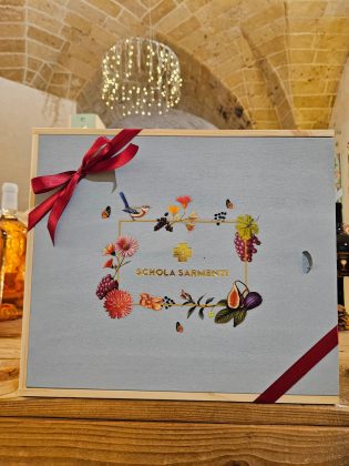 Schola Sarmenti: a Natale il vino si veste di poesia con le nuove confezioni “Romantic Winery” - Corriere Salentino