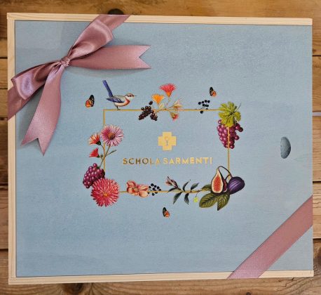 Schola Sarmenti: a Natale il vino si veste di poesia con le nuove confezioni “Romantic Winery” - Corriere Salentino