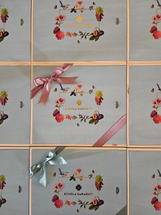 Schola Sarmenti: a Natale il vino si veste di poesia con le nuove confezioni “Romantic Winery” - Corriere Salentino