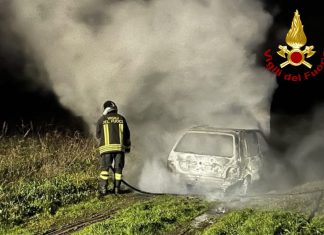 Doppio rogo nella notte, bruciano due auto a Copertino e Cutrofiano