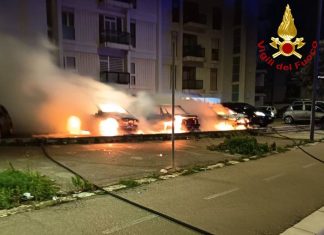 Lecce, rogo in via Verona distrugge quattro auto: si sospetta il dolo, filmati al vaglio della polizia