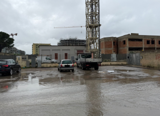 Tenta il suicidio per strada, scatta l’allarme. Operaio salvato al Vito Fazzi