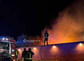 Auto in fiamme rischia di incendiare la vegetazione circostante, indagano i carabinieri