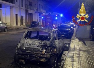 Auto in fiamme nella notte a Trepuzzi, distrutta una Fiat 500