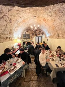 Una cena nel ristorante di Enrica Ciardo e Vincenzo Cazzato, vittime di gravi intimidazioni: Gioventù Nazionale al fianco di chi non si piega alla mafia - Corriere Salentino