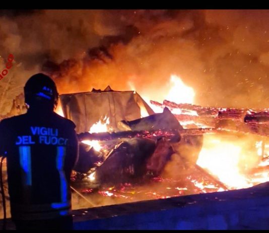 Ennesimo rogo nella notte e in fiamme vanno le auto di padre e figlio