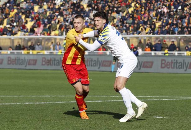 I giallorossi si suicidano nel secondo tempo, Lecce-Parma finisce 1-2 - Corriere Salentino