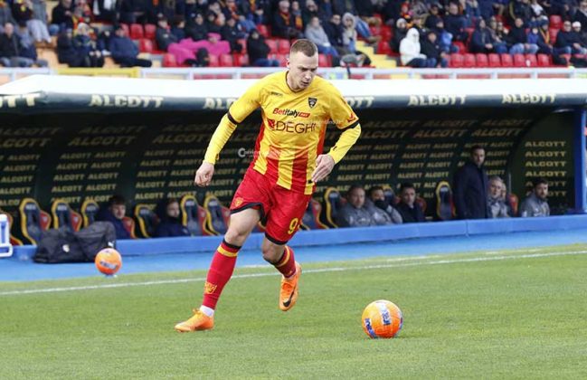 I giallorossi si suicidano nel secondo tempo, Lecce-Parma finisce 1-2 - Corriere Salentino