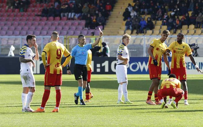 I giallorossi si suicidano nel secondo tempo, Lecce-Parma finisce 1-2 - Corriere Salentino