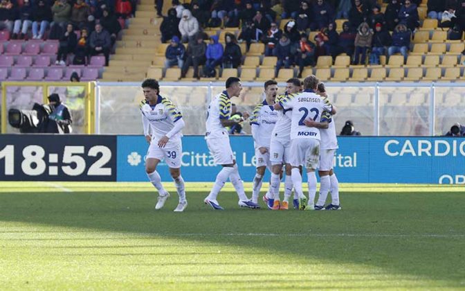 I giallorossi si suicidano nel secondo tempo, Lecce-Parma finisce 1-2 - Corriere Salentino
