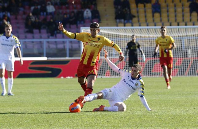 I giallorossi si suicidano nel secondo tempo, Lecce-Parma finisce 1-2 - Corriere Salentino