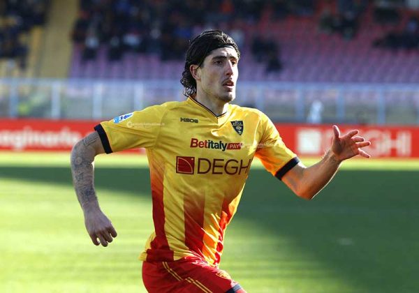 I giallorossi si suicidano nel secondo tempo, Lecce-Parma finisce 1-2 - Corriere Salentino