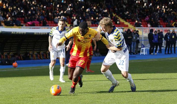 I giallorossi si suicidano nel secondo tempo, Lecce-Parma finisce 1-2 - Corriere Salentino