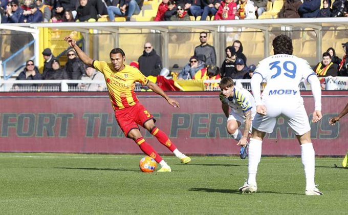 I giallorossi si suicidano nel secondo tempo, Lecce-Parma finisce 1-2 - Corriere Salentino