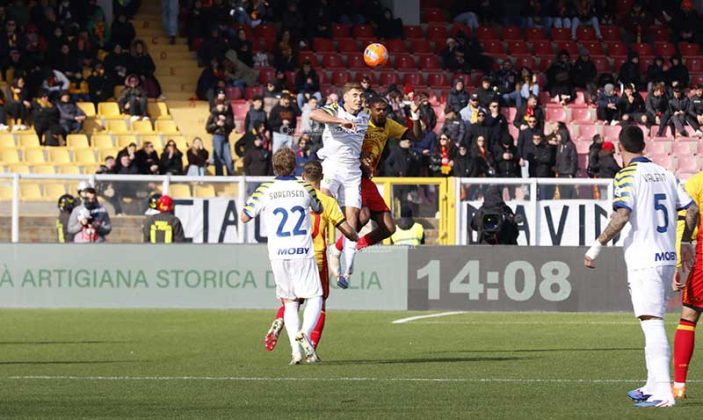 I giallorossi si suicidano nel secondo tempo, Lecce-Parma finisce 1-2 - Corriere Salentino