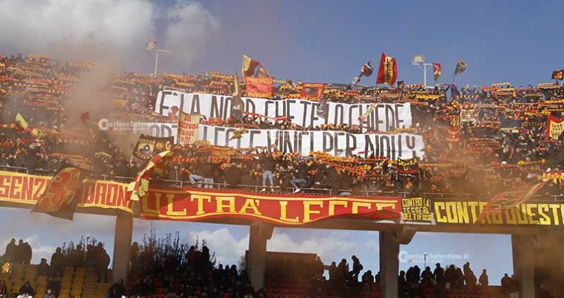 I giallorossi si suicidano nel secondo tempo, Lecce-Parma finisce 1-2 - Corriere Salentino