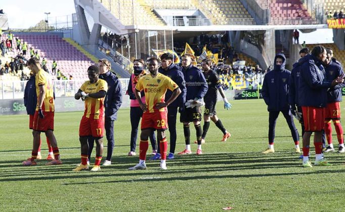 I giallorossi si suicidano nel secondo tempo, Lecce-Parma finisce 1-2 - Corriere Salentino