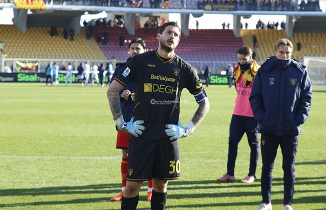 I giallorossi si suicidano nel secondo tempo, Lecce-Parma finisce 1-2 - Corriere Salentino