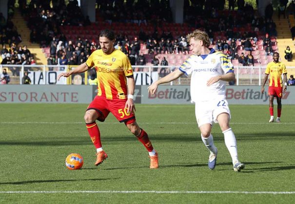 I giallorossi si suicidano nel secondo tempo, Lecce-Parma finisce 1-2 - Corriere Salentino