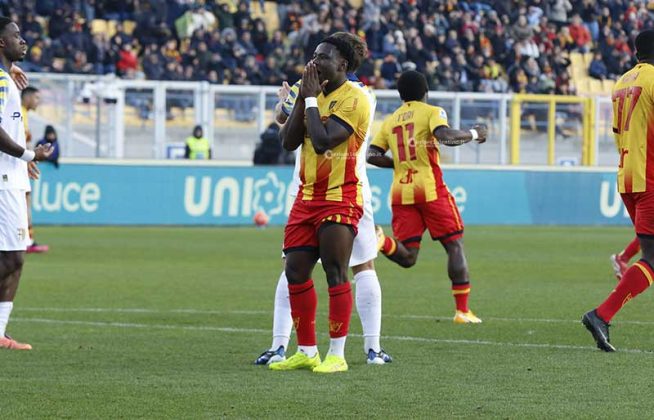 I giallorossi si suicidano nel secondo tempo, Lecce-Parma finisce 1-2 - Corriere Salentino