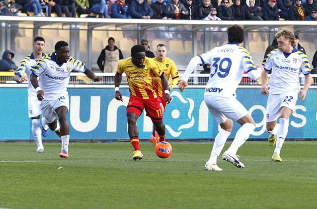 I giallorossi si suicidano nel secondo tempo, Lecce-Parma finisce 1-2 - Corriere Salentino