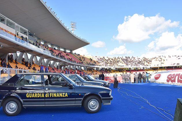 Storia e solidarietà in serie A: le Alfa Romeo della Scuderia Alfisti Giallo Verdi sfilano al "Via del Mare" per l'inclusione - Corriere Salentino