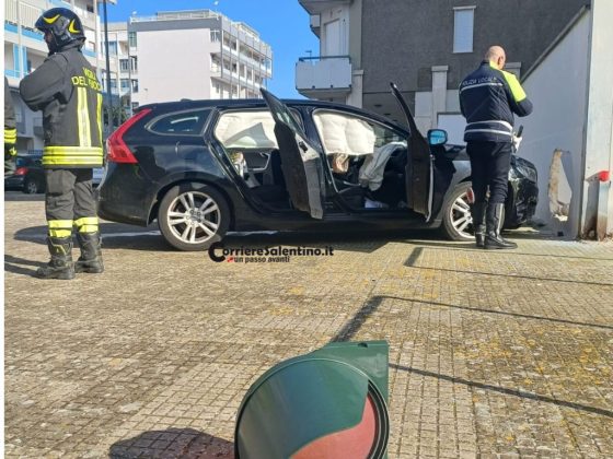 Incidente all’incrocio e un’auto abbatte un semaforo e sfonda il muro di un condominio - Corriere Salentino