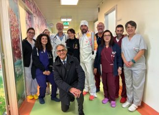 Il saluto del tedoforo delle Olimpiadi Milano Cortina 2026 ai pazienti pediatrici del Vito Fazzi