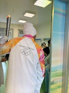 Il saluto del tedoforo delle Olimpiadi Milano Cortina 2026 ai pazienti pediatrici del Vito Fazzi - Corriere Salentino