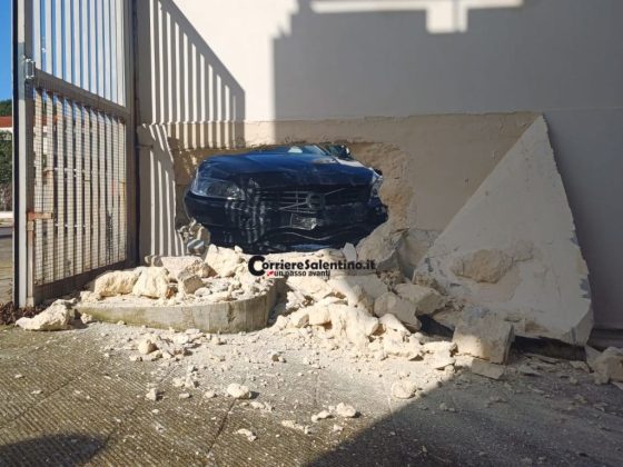 Incidente all’incrocio e un’auto abbatte un semaforo e sfonda il muro di un condominio - Corriere Salentino