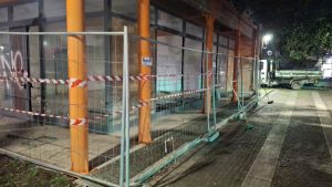 Vandalismo nella villa comunale, l’intervento della Lupiae per recintare la ludoteca. Fuoco al monumento dei caduti - Corriere Salentino